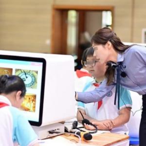 紹興齊賢中心小學引領數字化教育新試點，方略大京AI教育機助力教育智能化轉型